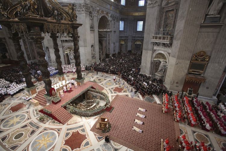 Pohanské symboly najdete i ve vatikánské bazilice Svatého Petra. Zde je zkoumají čtyři postavy v bílých oblečcích.